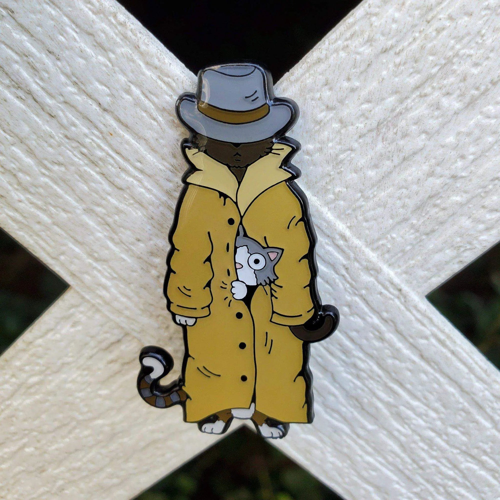 Kolorspun enamel pin with three cats in a trench coat, detailed and colorful design, perfect for animal lovers and pin collectors.