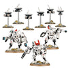 T'au Empire XV8 Crisis Battlesuit Team from Warhammer 40,000, featuring detailed mech suits with weaponry and tactical armor.