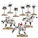 T'au Empire XV8 Crisis Battlesuit Team from Warhammer 40,000, featuring detailed mech suits with weaponry and tactical armor.
