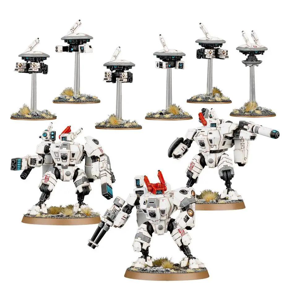 T'au Empire XV8 Crisis Battlesuit Team from Warhammer 40,000, featuring detailed mech suits with weaponry and tactical armor.