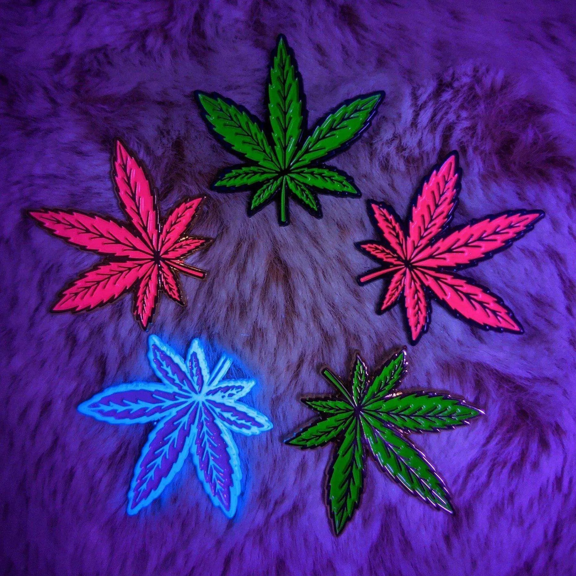 Kolorspun weed leaf enamel pins featuring detailed green leaf design, perfect for accessorizing clothing or bags.