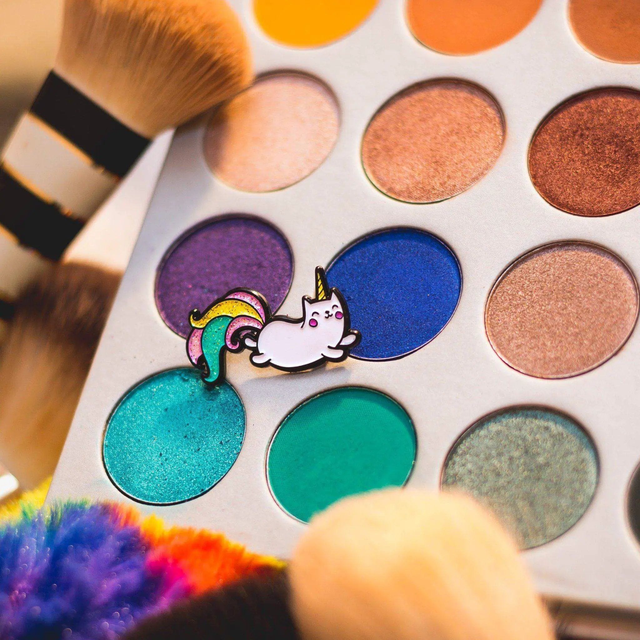 Kolorspun unicorn cat pin, enamel pin featuring a colorful unicorn and cat design, perfect for accessorizing clothing or bags.