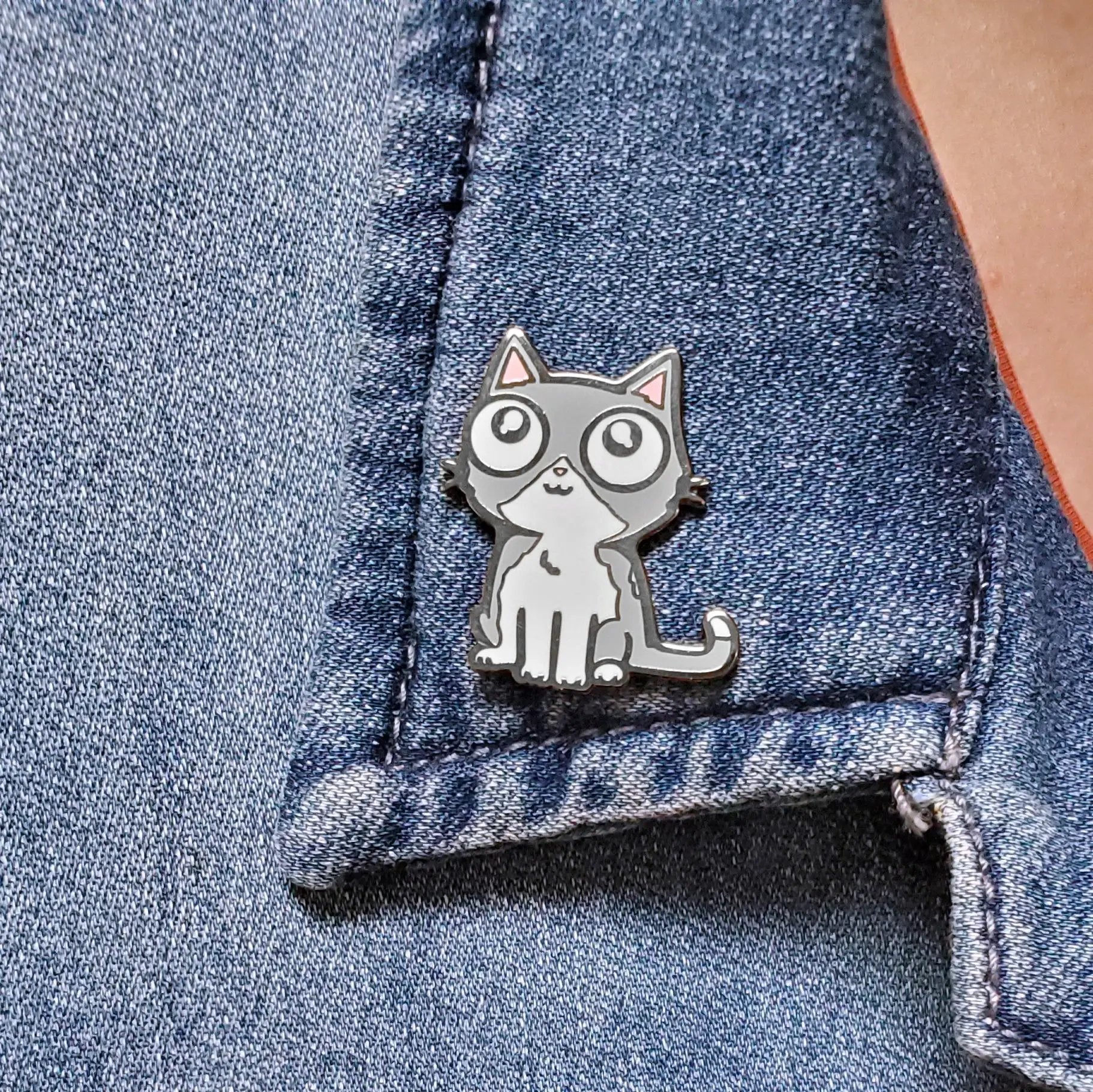 Gray Cat Pin by Kolorspun